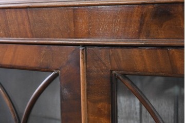 イギリスアンティーク　ROWNTREE'S社　マホガニー材　美しい杢目とアーチ装飾が魅力のガラス扉キャビネット　(R-087788)