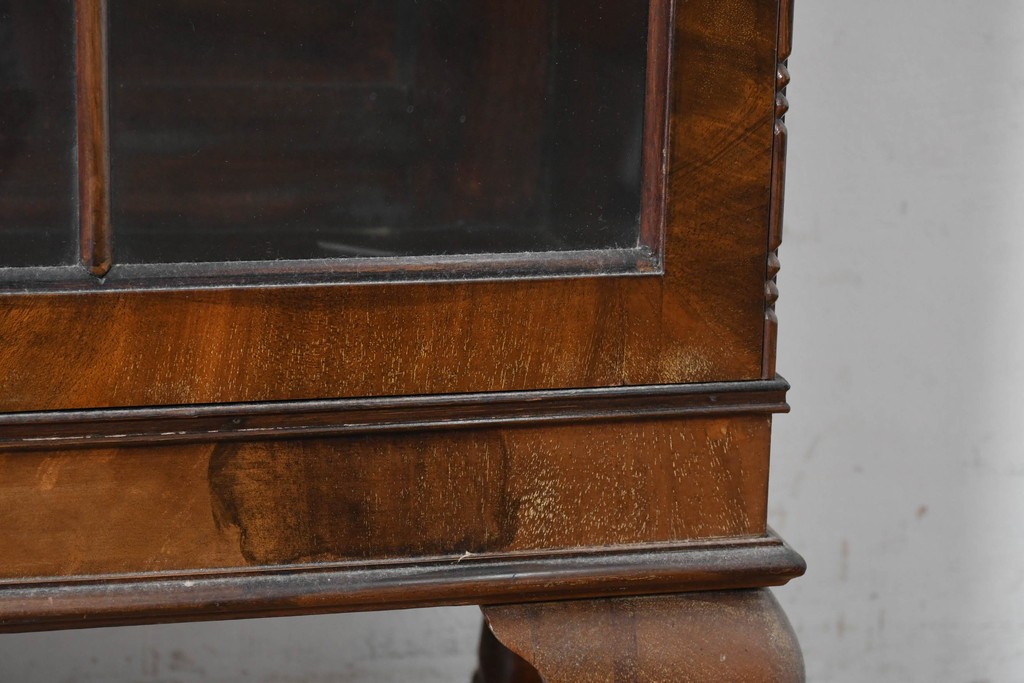 イギリスアンティーク　ROWNTREE'S社　マホガニー材　美しい杢目とアーチ装飾が魅力のガラス扉キャビネット　(R-087788)