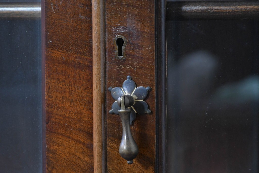 イギリスアンティーク　ROWNTREE'S社　マホガニー材　美しい杢目とアーチ装飾が魅力のガラス扉キャビネット　(R-087788)