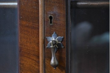 イギリスアンティーク　ROWNTREE'S社　マホガニー材　美しい杢目とアーチ装飾が魅力のガラス扉キャビネット　(R-087788)