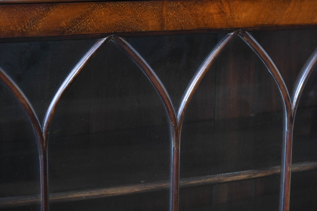 イギリスアンティーク　ROWNTREE'S社　マホガニー材　美しい杢目とアーチ装飾が魅力のガラス扉キャビネット　(R-087788)