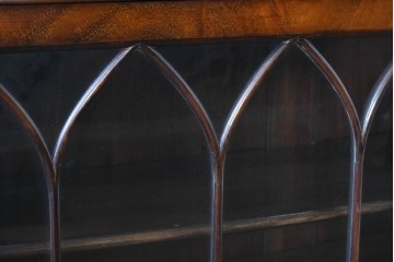 イギリスアンティーク　ROWNTREE'S社　マホガニー材　美しい杢目とアーチ装飾が魅力のガラス扉キャビネット　(R-087788)