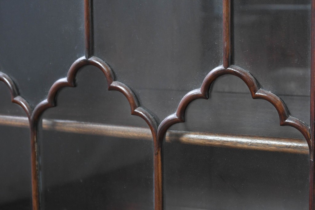 イギリスアンティーク　ROWNTREE'S社　マホガニー材　美しい杢目とアーチ装飾が魅力のガラス扉キャビネット　(R-087788)