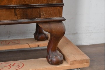 イギリスアンティーク　ROWNTREE'S社　マホガニー材　美しい杢目とアーチ装飾が魅力のガラス扉キャビネット　(R-087788)