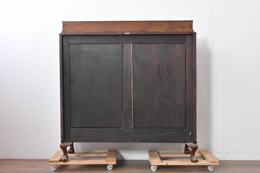 イギリスアンティーク　ROWNTREE'S社　マホガニー材　美しい杢目とアーチ装飾が魅力のガラス扉キャビネット　(R-087788)