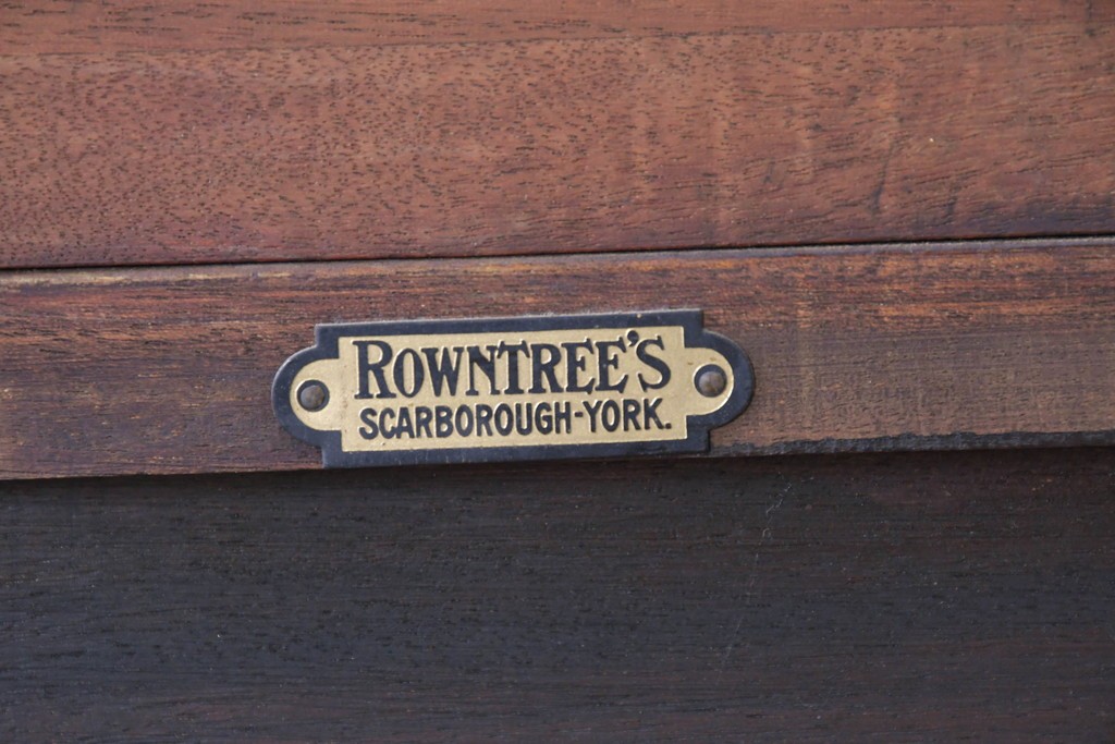 イギリスアンティーク　ROWNTREE'S社　マホガニー材　美しい杢目とアーチ装飾が魅力のガラス扉キャビネット　(R-087788)