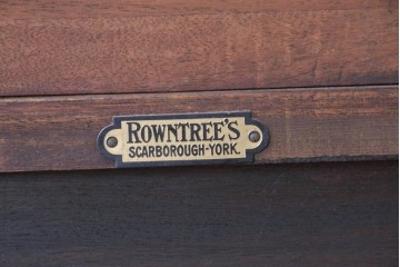 イギリスアンティーク　ROWNTREE'S社　マホガニー材　美しい杢目とアーチ装飾が魅力のガラス扉キャビネット　(R-087788)