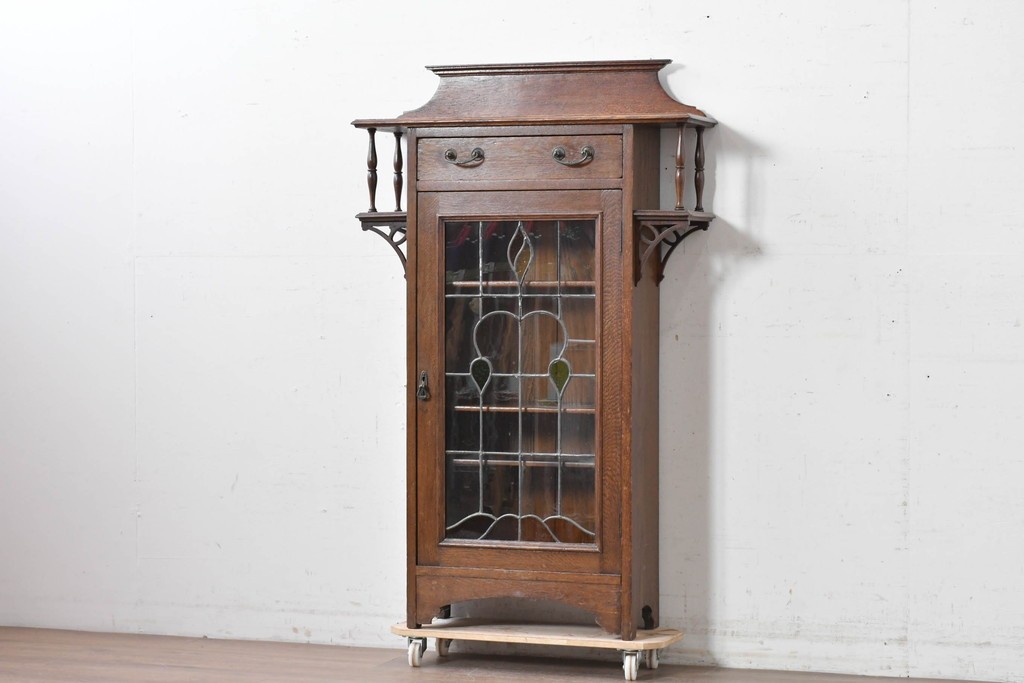 イギリスアンティーク　希少デザイン!!　オーク材　小振りサイズがうれしいステンドグラス入りキャビネット　(R-087789)