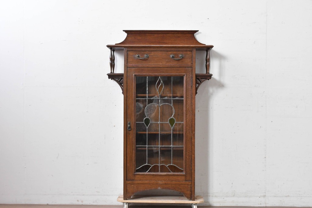 イギリスアンティーク　希少デザイン!!　オーク材　小振りサイズがうれしいステンドグラス入りキャビネット　(R-087789)