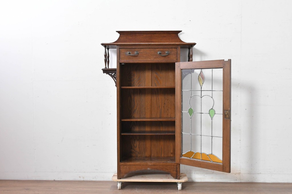 イギリスアンティーク　希少デザイン!!　オーク材　小振りサイズがうれしいステンドグラス入りキャビネット　(R-087789)