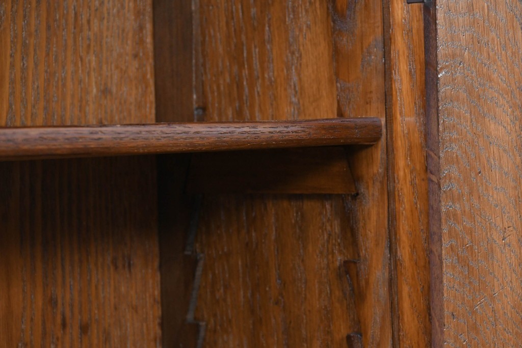 イギリスアンティーク　希少デザイン!!　オーク材　小振りサイズがうれしいステンドグラス入りキャビネット　(R-087789)