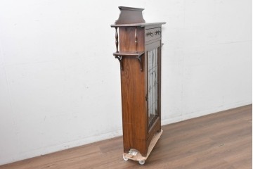 イギリスアンティーク　希少デザイン!!　オーク材　小振りサイズがうれしいステンドグラス入りキャビネット　(R-087789)