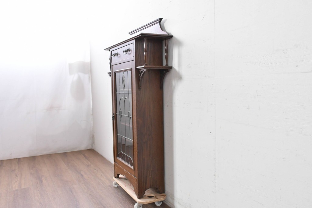 イギリスアンティーク　希少デザイン!!　オーク材　小振りサイズがうれしいステンドグラス入りキャビネット　(R-087789)