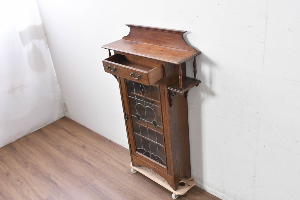 イギリスアンティーク　希少デザイン!!　オーク材　小振りサイズがうれしいステンドグラス入りキャビネット　(R-087789)