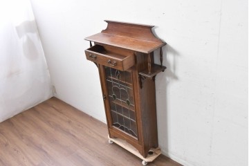 イギリスアンティーク　希少デザイン!!　オーク材　小振りサイズがうれしいステンドグラス入りキャビネット　(R-087789)