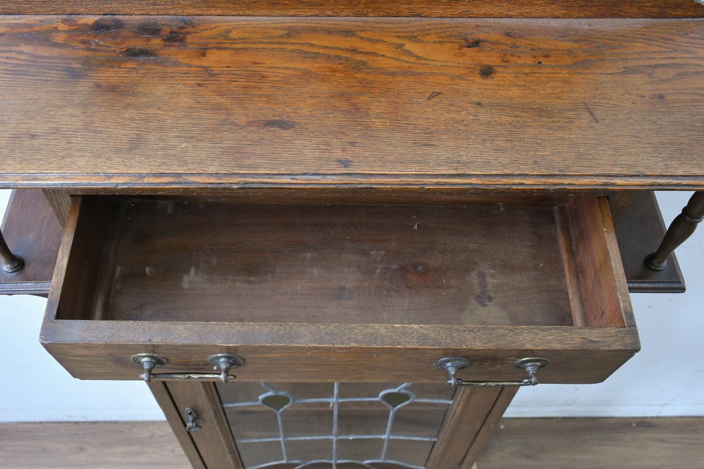 イギリスアンティーク　希少デザイン!!　オーク材　小振りサイズがうれしいステンドグラス入りキャビネット　(R-087789)