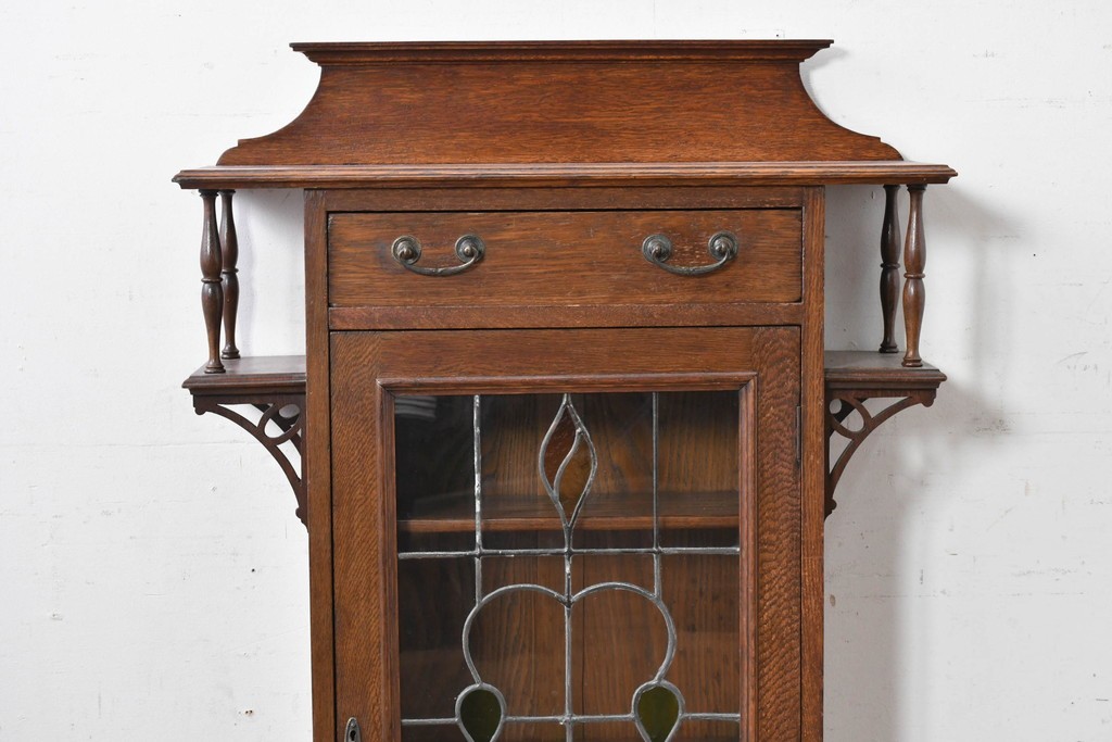 イギリスアンティーク　希少デザイン!!　オーク材　小振りサイズがうれしいステンドグラス入りキャビネット　(R-087789)