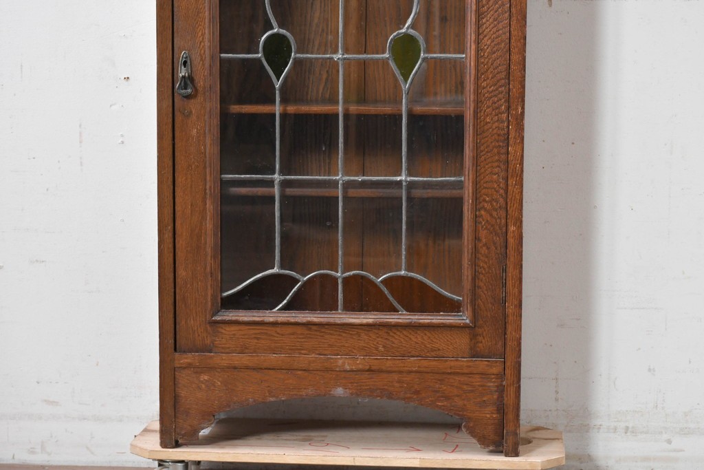 イギリスアンティーク　希少デザイン!!　オーク材　小振りサイズがうれしいステンドグラス入りキャビネット　(R-087789)