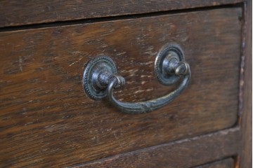 イギリスアンティーク　希少デザイン!!　オーク材　小振りサイズがうれしいステンドグラス入りキャビネット　(R-087789)