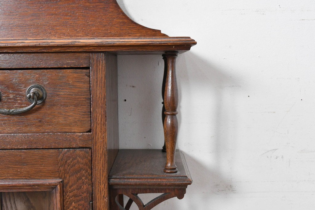 イギリスアンティーク　希少デザイン!!　オーク材　小振りサイズがうれしいステンドグラス入りキャビネット　(R-087789)