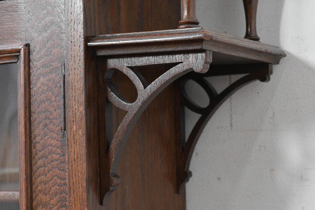 イギリスアンティーク　希少デザイン!!　オーク材　小振りサイズがうれしいステンドグラス入りキャビネット　(R-087789)