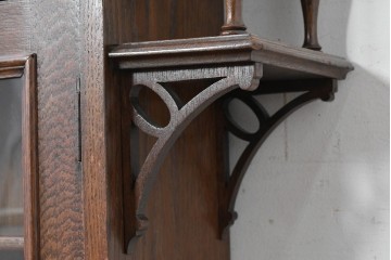 イギリスアンティーク　希少デザイン!!　オーク材　小振りサイズがうれしいステンドグラス入りキャビネット　(R-087789)