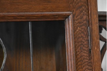 イギリスアンティーク　希少デザイン!!　オーク材　小振りサイズがうれしいステンドグラス入りキャビネット　(R-087789)