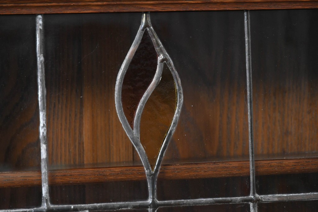 イギリスアンティーク　希少デザイン!!　オーク材　小振りサイズがうれしいステンドグラス入りキャビネット　(R-087789)