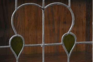 イギリスアンティーク　希少デザイン!!　オーク材　小振りサイズがうれしいステンドグラス入りキャビネット　(R-087789)