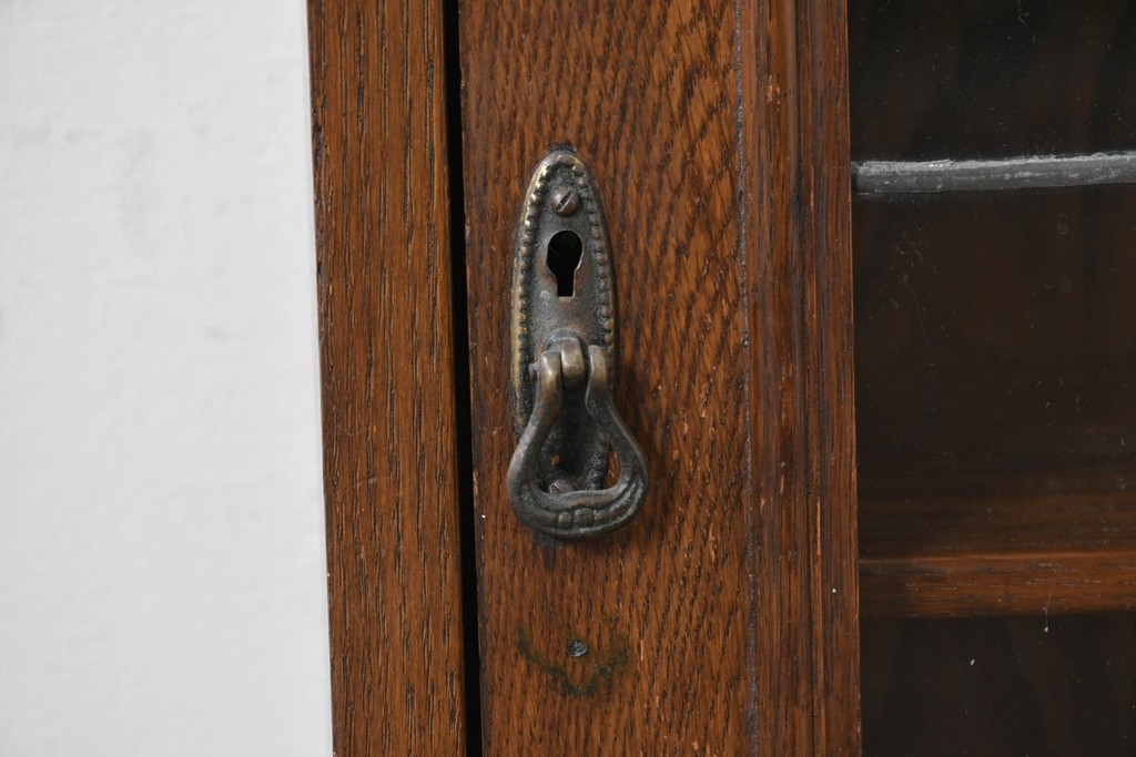 イギリスアンティーク　希少デザイン!!　オーク材　小振りサイズがうれしいステンドグラス入りキャビネット　(R-087789)