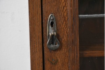 イギリスアンティーク　希少デザイン!!　オーク材　小振りサイズがうれしいステンドグラス入りキャビネット　(R-087789)