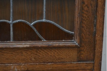 イギリスアンティーク　希少デザイン!!　オーク材　小振りサイズがうれしいステンドグラス入りキャビネット　(R-087789)