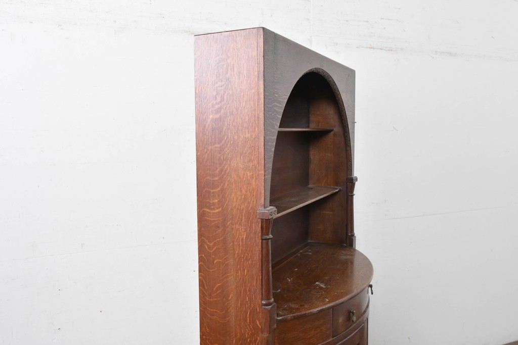 イギリスアンティーク　希少デザイン!!　オーク材　アーチトップ・ボウフロントデザインが魅力のオープンシェルフ　(R-087790)