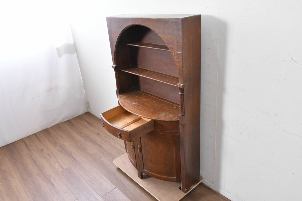 イギリスアンティーク　希少デザイン!!　オーク材　アーチトップ・ボウフロントデザインが魅力のオープンシェルフ　(R-087790)