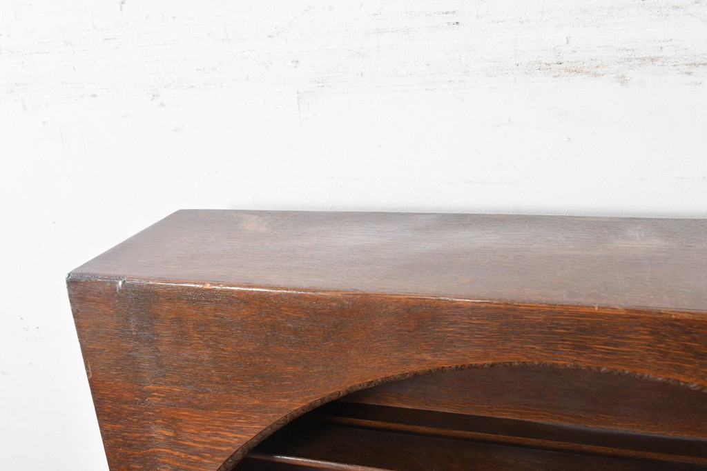 イギリスアンティーク　希少デザイン!!　オーク材　アーチトップ・ボウフロントデザインが魅力のオープンシェルフ　(R-087790)