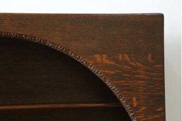 イギリスアンティーク　希少デザイン!!　オーク材　アーチトップとボウフロントデザインが魅力のカップボード　(R-087790)