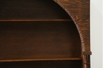 イギリスアンティーク　希少デザイン!!　オーク材　アーチトップとボウフロントデザインが魅力のカップボード　(R-087790)