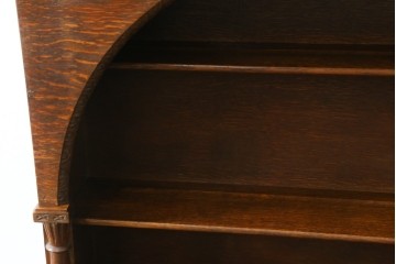 イギリスアンティーク　希少デザイン!!　オーク材　アーチトップとボウフロントデザインが魅力のカップボード　(R-087790)