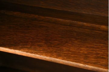 イギリスアンティーク　希少デザイン!!　オーク材　アーチトップとボウフロントデザインが魅力のカップボード　(R-087790)