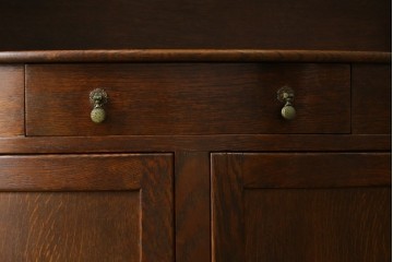 イギリスアンティーク　希少デザイン!!　オーク材　アーチトップとボウフロントデザインが魅力のカップボード　(R-087790)