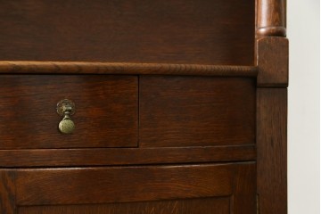 イギリスアンティーク　希少デザイン!!　オーク材　アーチトップとボウフロントデザインが魅力のカップボード　(R-087790)