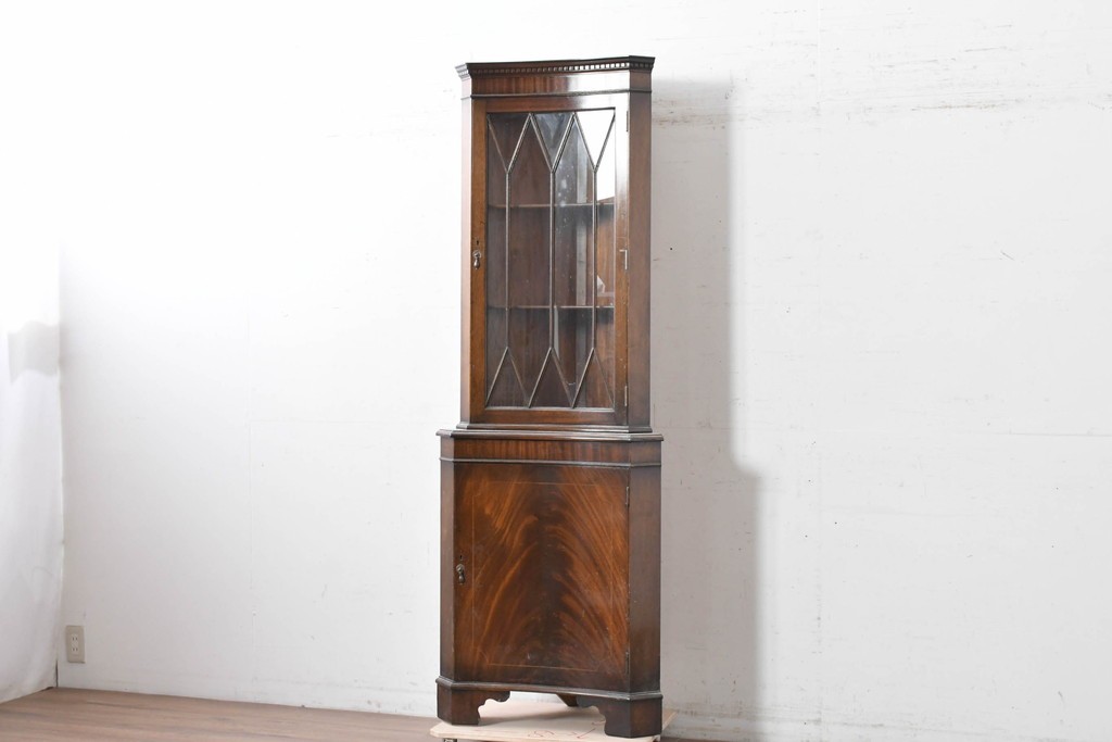 イギリスアンティーク　マホガニー材　繊細な木製格子があしらわれたガラス扉のコーナーキャビネット　(R-087791)