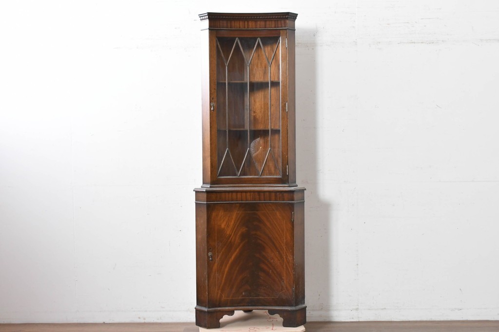イギリスアンティーク　マホガニー材　繊細な木製格子があしらわれたガラス扉のコーナーキャビネット　(R-087791)