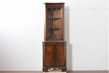 イギリスアンティーク　マホガニー材　繊細な木製格子があしらわれたガラス扉のコーナーキャビネット　(R-087791)