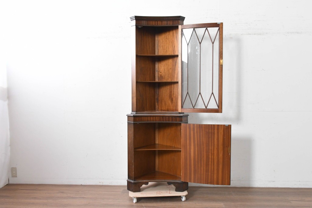 イギリスアンティーク　マホガニー材　繊細な木製格子があしらわれたガラス扉のコーナーキャビネット　(R-087791)