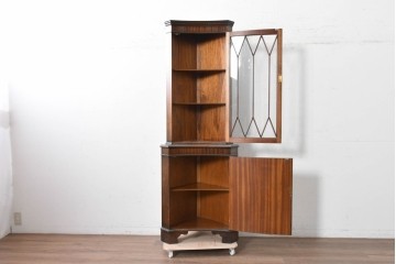 イギリスアンティーク　マホガニー材　繊細な木製格子があしらわれたガラス扉のコーナーキャビネット　(R-087791)