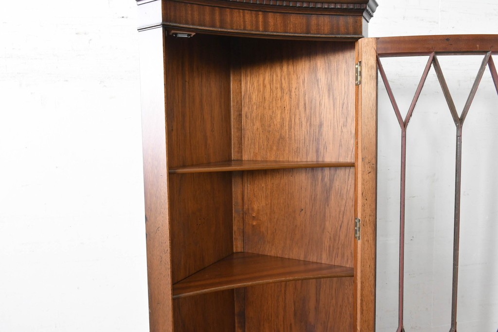 イギリスアンティーク　マホガニー材　繊細な木製格子があしらわれたガラス扉のコーナーキャビネット　(R-087791)