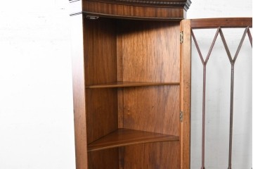 イギリスアンティーク　マホガニー材　繊細な木製格子があしらわれたガラス扉のコーナーキャビネット　(R-087791)