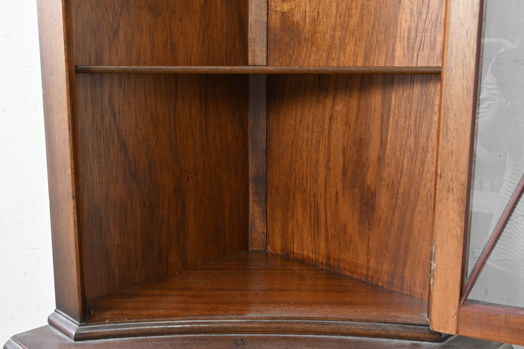 イギリスアンティーク　マホガニー材　繊細な木製格子があしらわれたガラス扉のコーナーキャビネット　(R-087791)