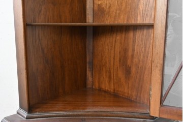 イギリスアンティーク　マホガニー材　繊細な木製格子があしらわれたガラス扉のコーナーキャビネット　(R-087791)